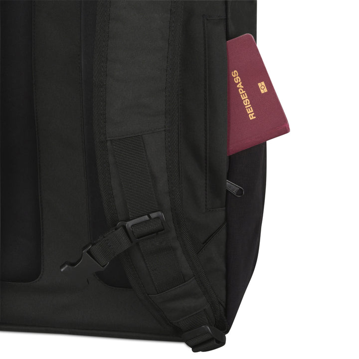 Schwarzer Rolltop Rucksack No 2 mit seitlicher Reißverschlusstasche und rotem Reisepass