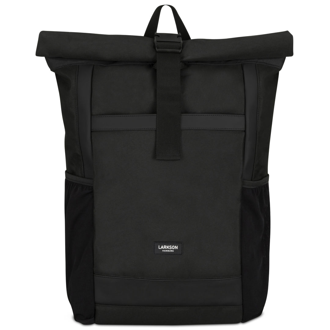 Schwarzer Rolltop Rucksack No 2 von Larkson mit Frontverschluss und seitlichen Netztaschen