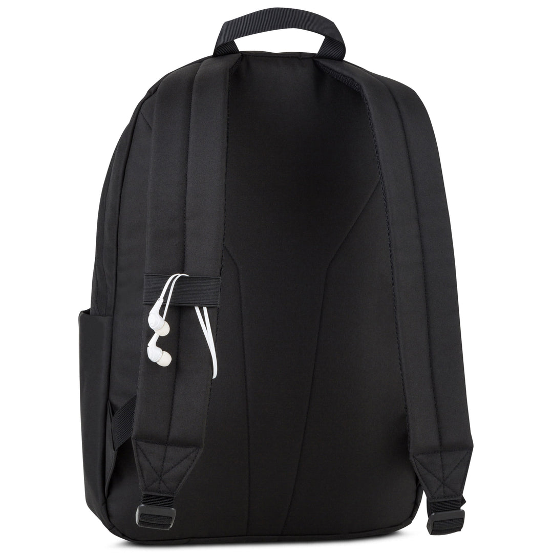 Schwarzer LARKSON Rucksack No 3 mit gepolsterten Schultergurten und weißen Ohrhörern an einer Schlaufe