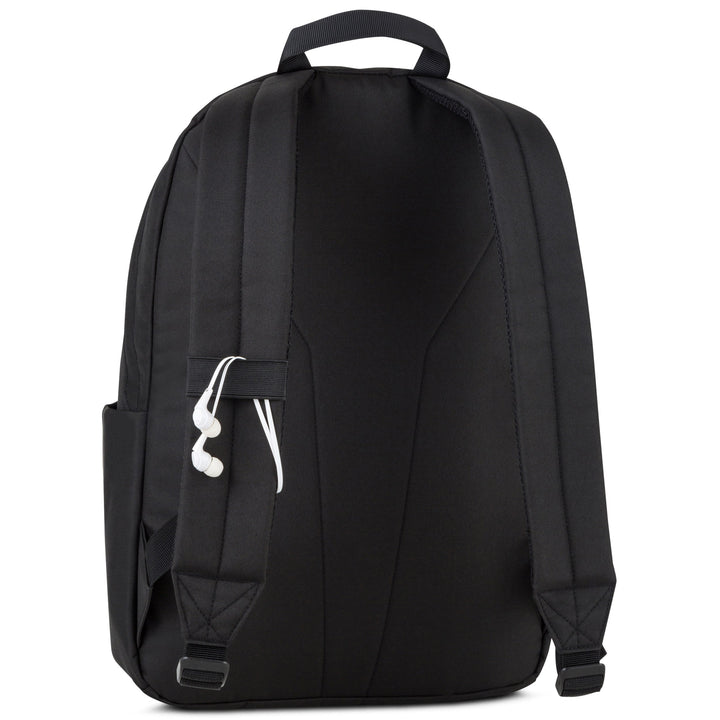 Schwarzer LARKSON Rucksack No 3 mit gepolsterten Schultergurten und weißen Ohrhörern an einer Schlaufe