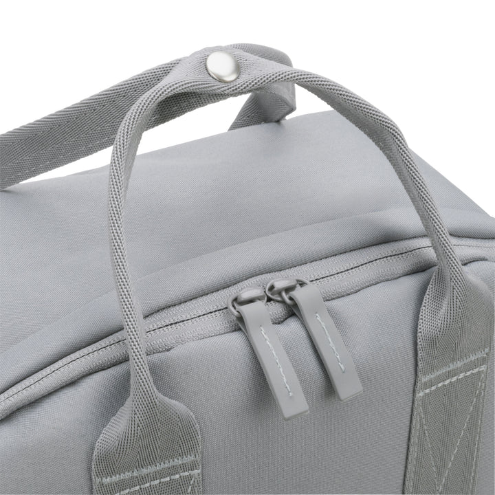 Nahe Aufnahme des oberen Teils des hellgrauen Rucksack No 6 mit Doppelreißverschluss und Henkel.