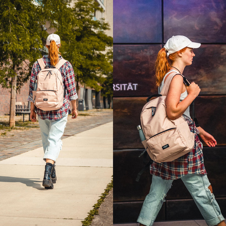 Teenager-Mädchen mit rosa LARKSON Rucksack No 3, trägt weißes Cap, kariertes Hemd und Jeanshosen