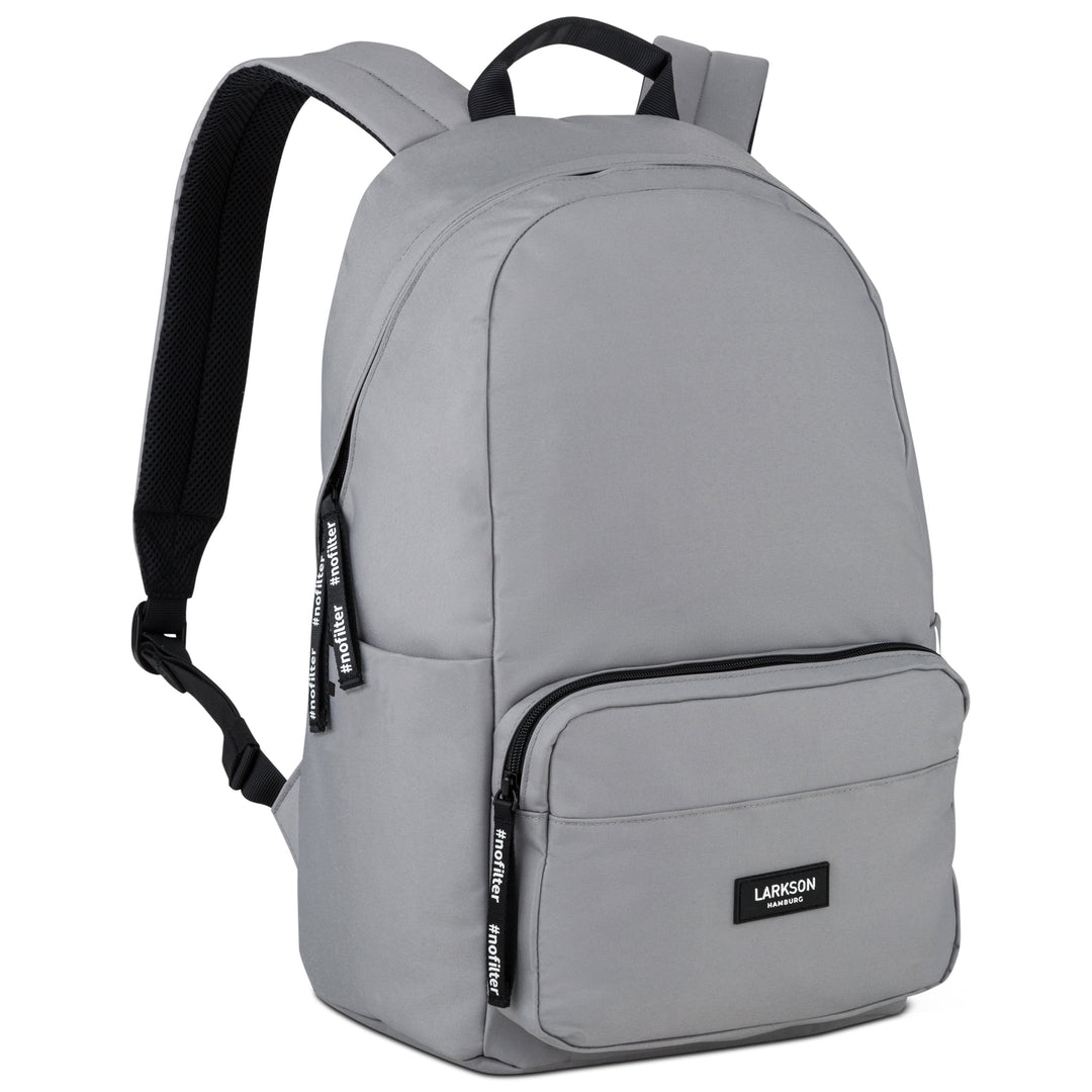 Grauer Rucksack No 3 von LARKSON mit schwarzem LARKSON Hamburg Logo und #nofilter Reißverschlussanhängern