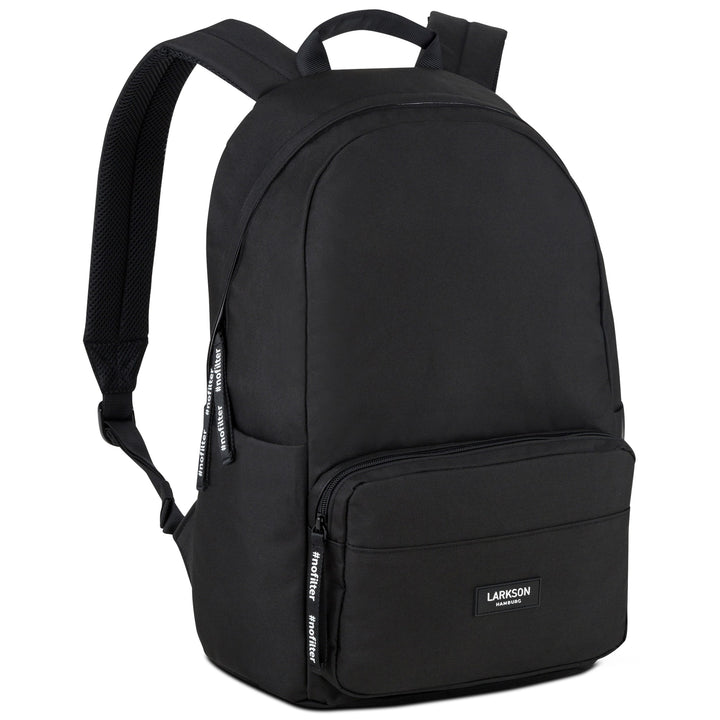 Schwarzer Rucksack No 3 von LARKSON mit zwei Reißverschlusstaschen und gepolsterten Schultergurten