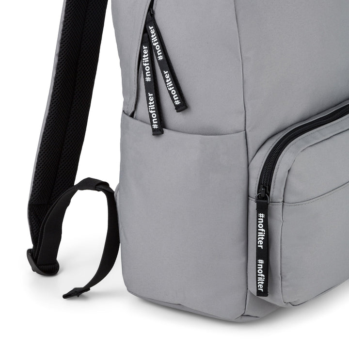 Hellgrauer Rucksack No 3 mit schwarzen Reißverschlussanhängern 'nofilter' und gepolstertem Träger