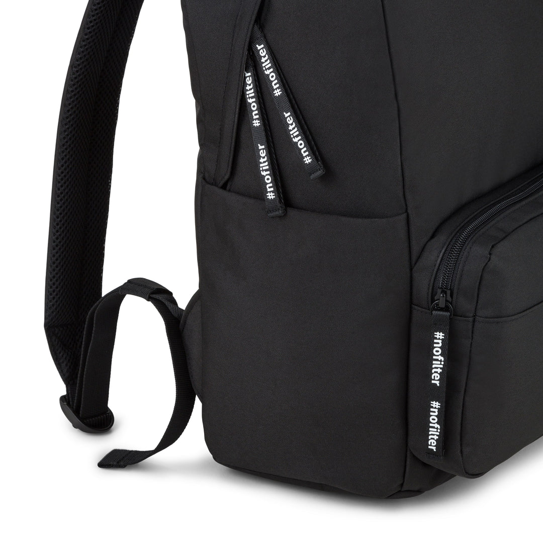 Schwarzer Rucksack No 3 mit seitlicher Tasche und Reißverschlussanhängern mit Aufdruck '#nofilter'