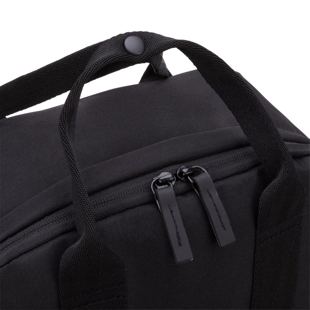 Schwarzer Verschluss und Tragegriff des Rucksack No 6 aus robustem Material