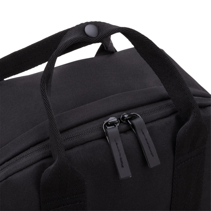 Schwarzer Verschluss und Tragegriff des Rucksack No 6 aus robustem Material