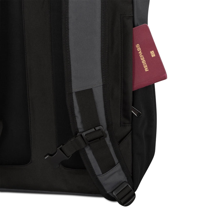 Rolltop Rucksack No 2 in Anthrazit mit gepolstertem Träger und seitlicher Tasche mit Reisepass