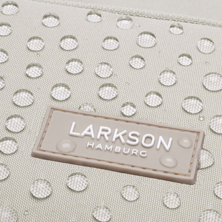 Wasserabweisendes Gewebe mit LARKSON Hamburg Logo auf beigem Rucksack