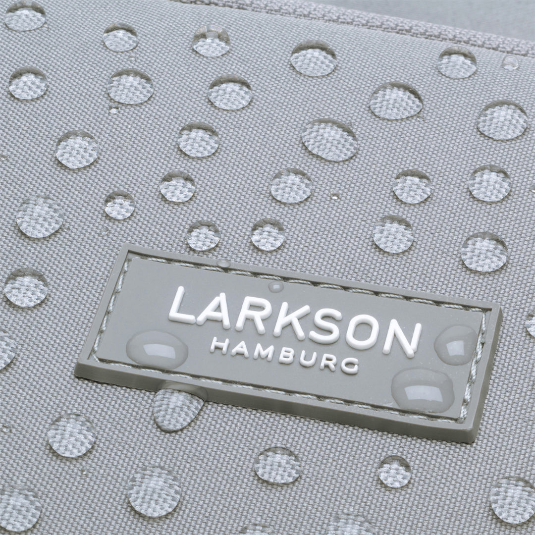 Nahaufnahme eines grauen wasserabweisenden Rucksacks mit dem markanten Logo 'LARKSON HAMBURG'