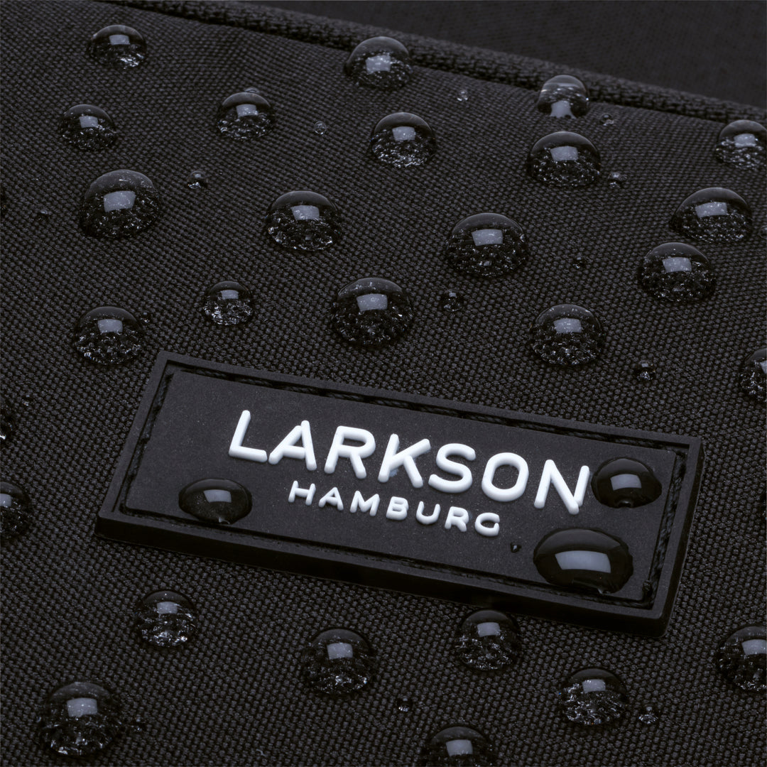 Wasserabweisender schwarzer Stoff mit LARKSON Hamburg Logo und Wassertropfen auf Rucksack No 6