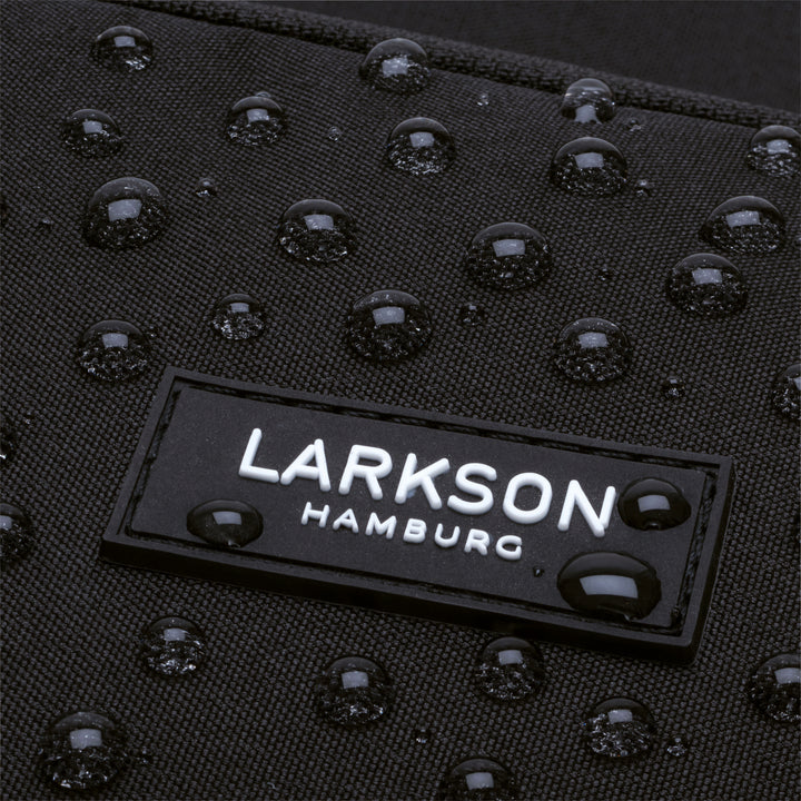 Wasserabweisender schwarzer Stoff mit LARKSON Hamburg Logo und Wassertropfen auf Rucksack No 6