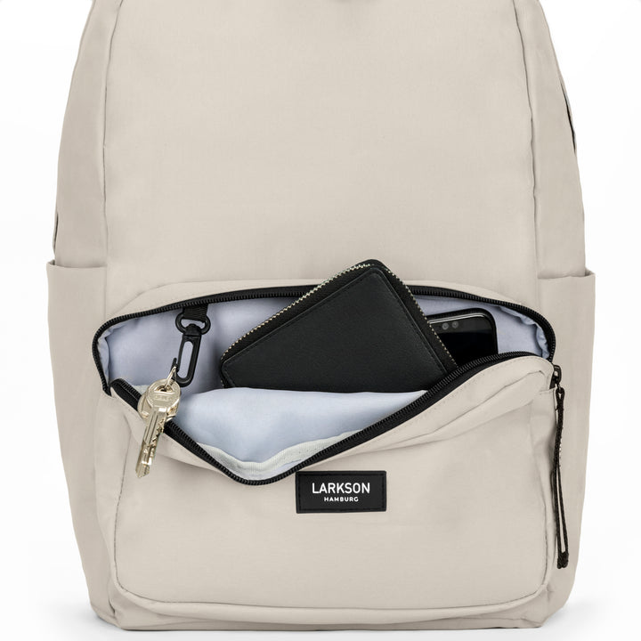 Beiger LARKSON Rucksack No 3 mit geöffnetem Vordertaschenfach, Schlüssel, Geldbörse und Handy sichtbar