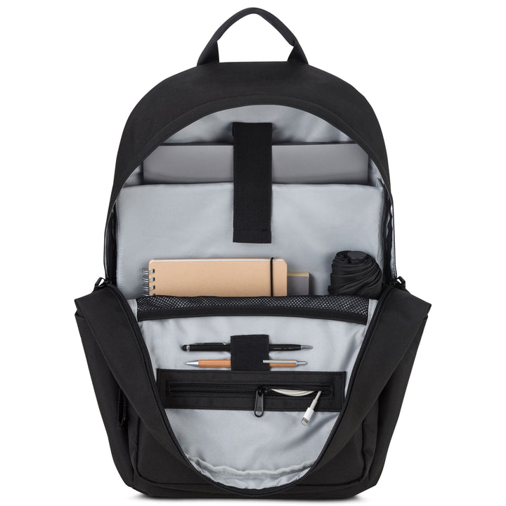 Schwarzer Rucksack No 3 mit Innenfächern, gefüllt mit Block, Hülle, Stiften und Kabel
