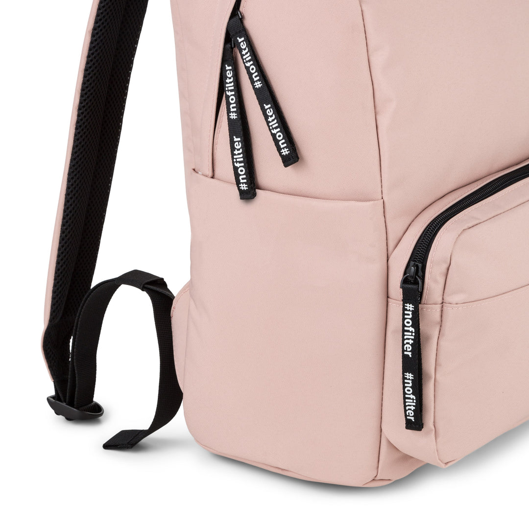 Beiger Schulrucksack No 3 mit schwarzen Reißverschlüssen und #nofilter Anhängern