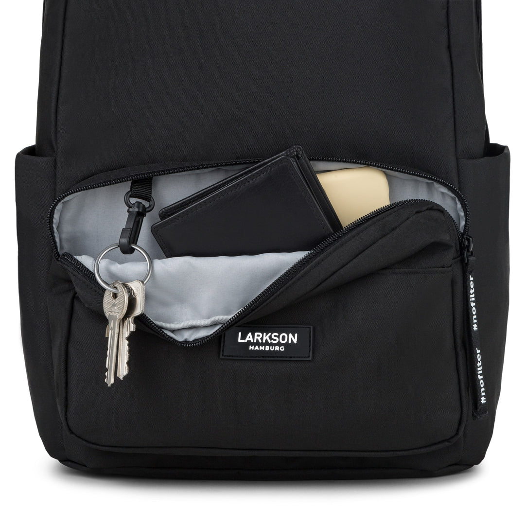 Schwarzer LARKSON Schulrucksack No 3 mit geöffnetem vorderem Reißverschlussfach, das Schlüssel, Geldbörse und Notizbuch enthält