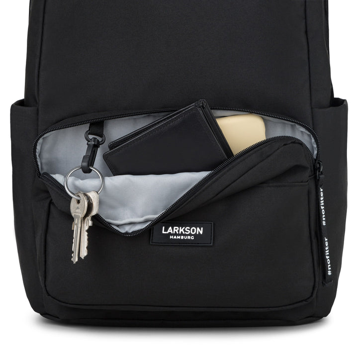 Schwarzer LARKSON Schulrucksack No 3 mit geöffnetem vorderem Reißverschlussfach, das Schlüssel, Geldbörse und Notizbuch enthält