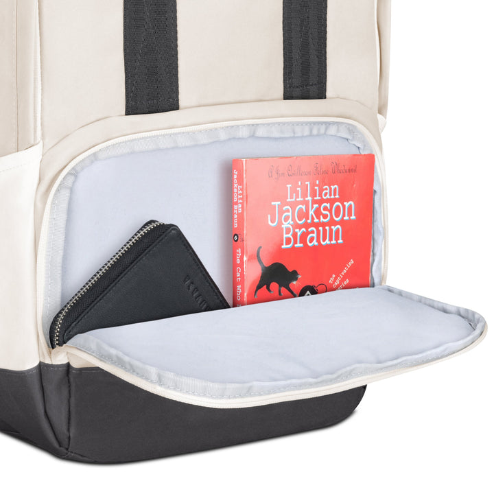 Vorderfach des beige-grauen Rucksack No 6 von LARKSON mit Buch und schwarzer Geldbörse