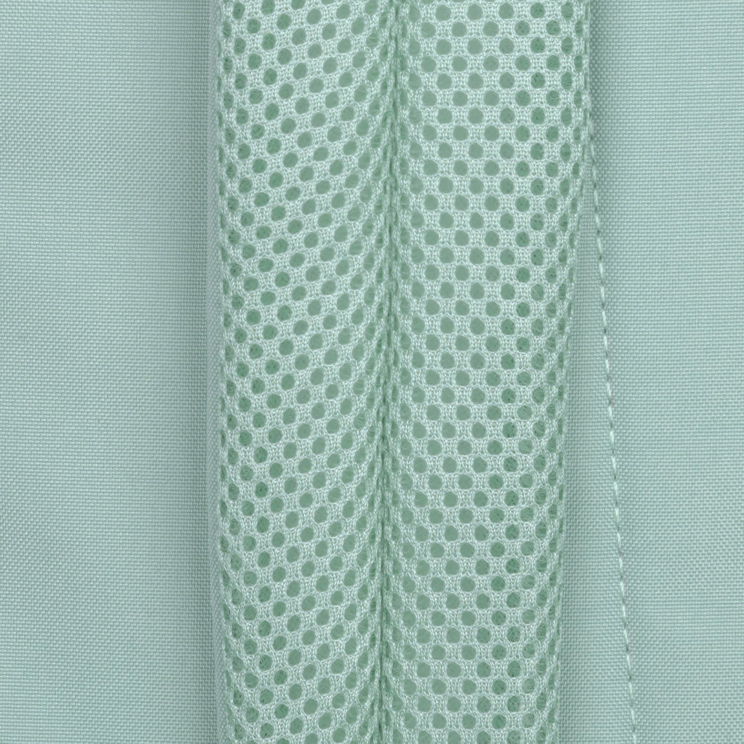 Nahaufnahme gepolsterter, mintgrüner Rucksackriemen mit atmungsaktivem Netzmaterial