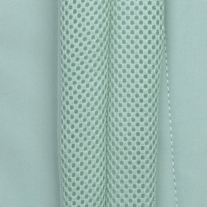 Nahaufnahme gepolsterter, mintgrüner Rucksackriemen mit atmungsaktivem Netzmaterial