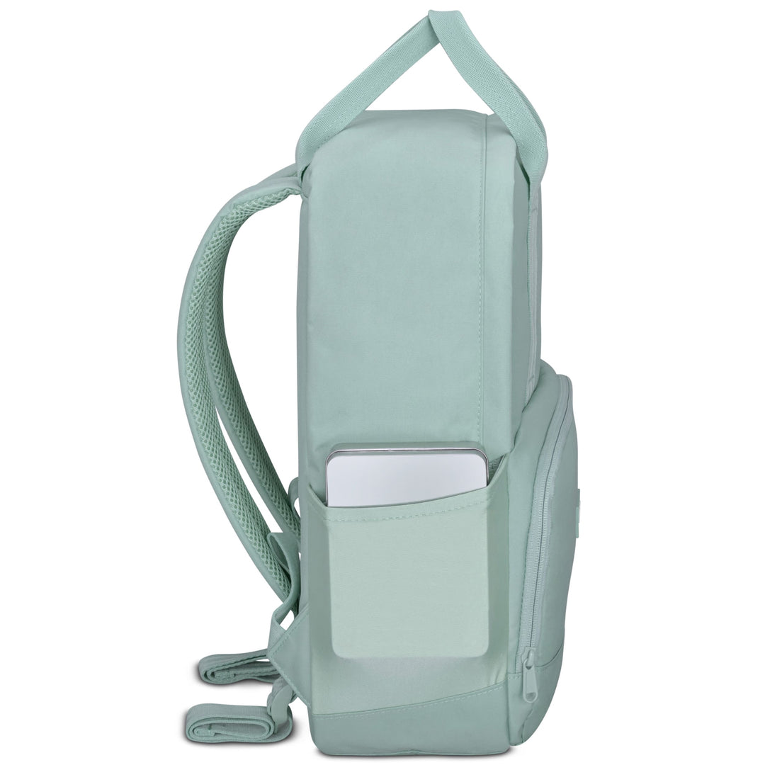 Mintfarbener LARKSON Rucksack No 6 mit seitlicher Tasche, in der ein Tablet steckt