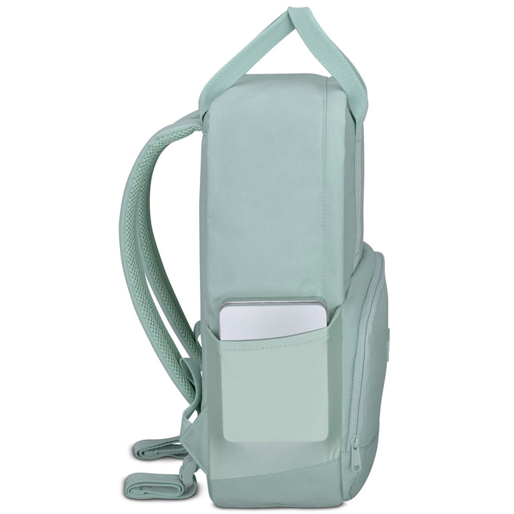 Mintfarbener LARKSON Rucksack No 6 mit seitlicher Tasche, in der ein Tablet steckt