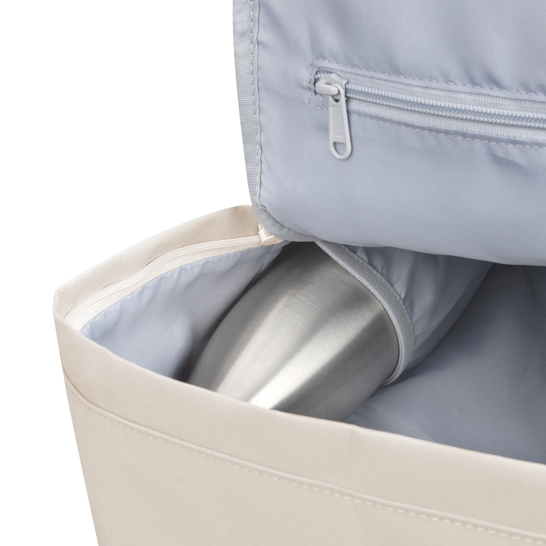 Innenfach des Rucksack No 6 in Beige mit grauem Innenfutter und Metallflasche