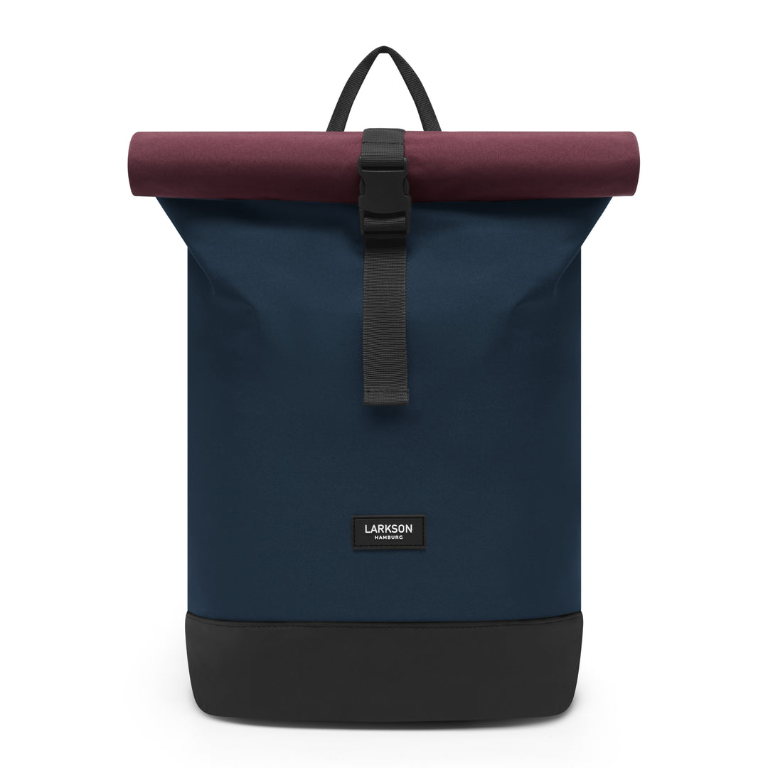 Rolltop Rucksack Janne Small von LARKSON in Blau mit beerenfarbener Rollöffnung und schwarzem Boden