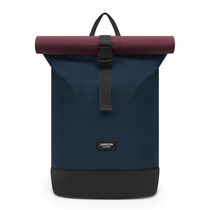 Rolltop Rucksack Janne Small von LARKSON in Blau mit beerenfarbener Rollöffnung und schwarzem Boden