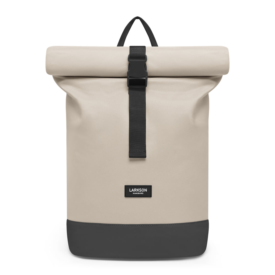 Rolltop Rucksack Janne Small von LARKSON in Sandgrau mit schwarzem Boden und Verschluss
