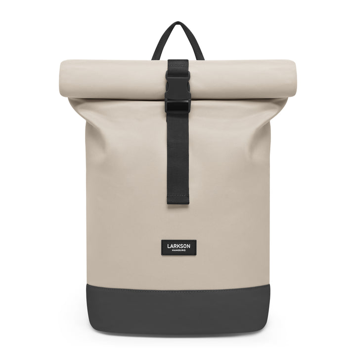 Rolltop Rucksack Janne Small von LARKSON in Sandgrau mit schwarzem Boden und Verschluss