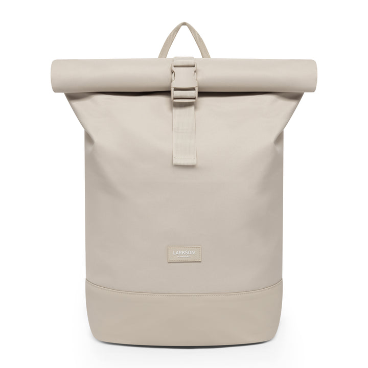 Sandfarbener Rolltop-Rucksack Janne von LARKSON mit Schnallenverschluss und Logo vorne