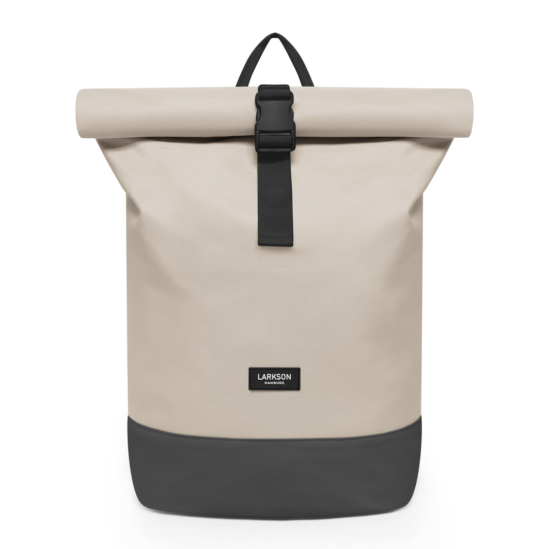 Rolltop Rucksack Janne von LARKSON in Sandgrau mit schwarzem Boden und Verschlussriemen