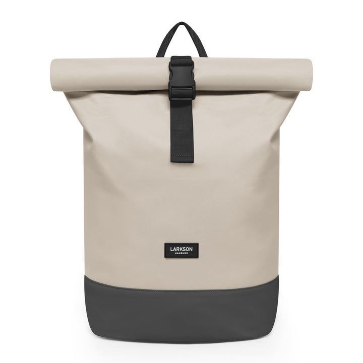 Rolltop Rucksack Janne von LARKSON in Sandgrau mit schwarzem Boden und Verschlussriemen