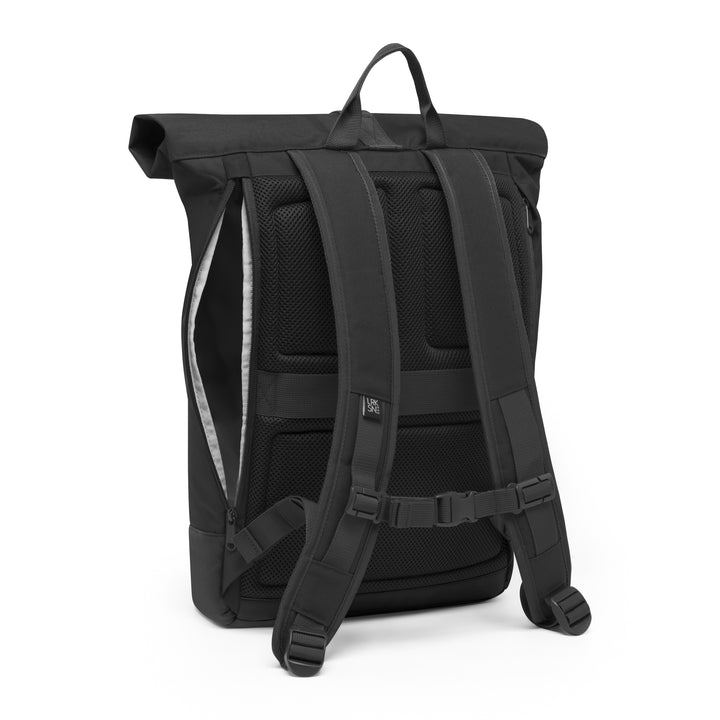 Schwarzer Rolltop Rucksack Janne von LARKSON mit gepolsterten, verstellbaren Schultergurten und Rückenpolster.