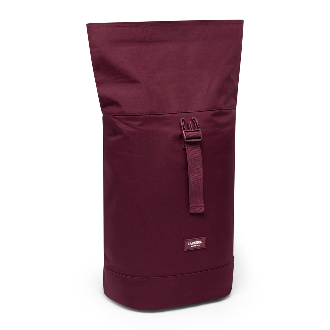Rolltop Rucksack Janne Small von LARKSON in dunklem Beerenton mit Schnalle vorn