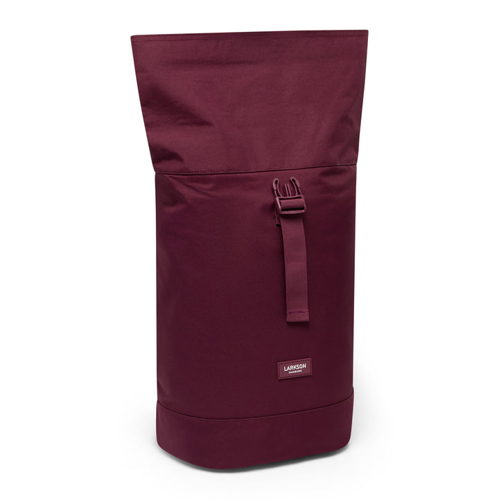 Rolltop Rucksack Janne Small von LARKSON in dunklem Beerenton mit Schnalle vorn