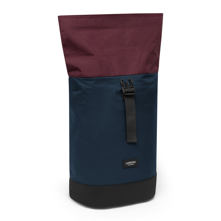 LARKSON Rolltop Rucksack Janne Small in Blau und Berry mit schwarzem Boden und Verschlussriemen