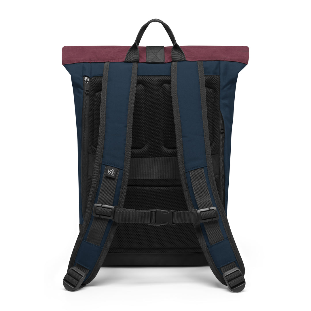 Rolltop Rucksack Janne Small von LARKSON in Blau mit Beerenton, Rückansicht mit gepolsterten Schultergurten und Brustgurt