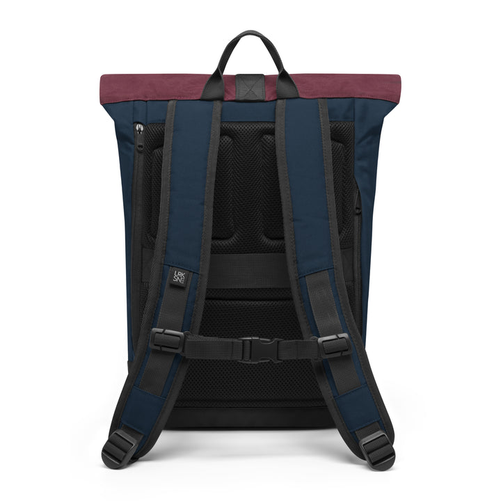 Rolltop Rucksack Janne Small von LARKSON in Blau mit Beerenton, Rückansicht mit gepolsterten Schultergurten und Brustgurt