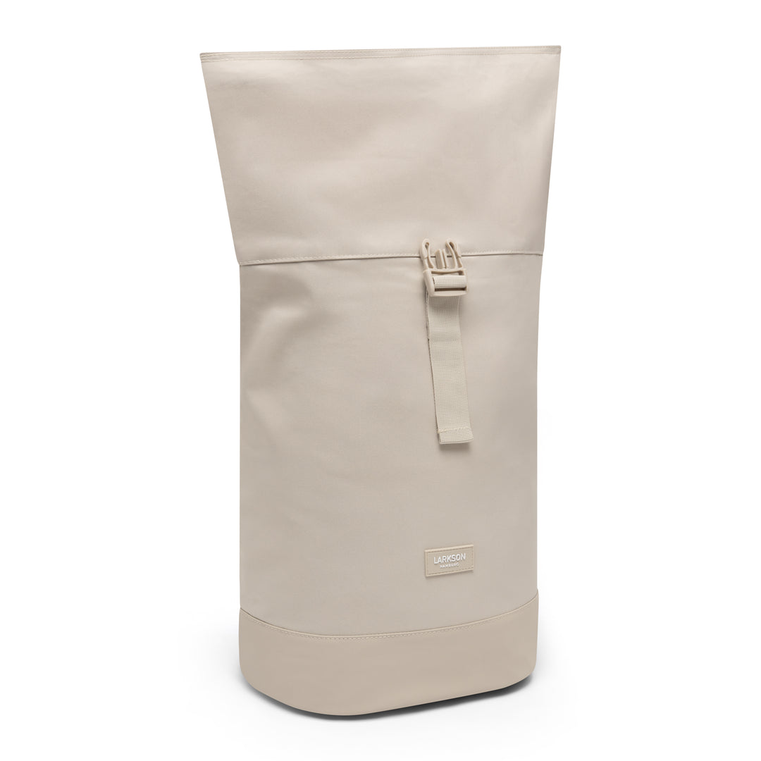 Sandfarbener Rolltop Rucksack Janne Small von LARKSON mit Schnallenverschluss