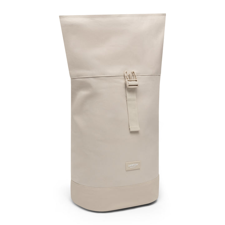 Sandfarbener Rolltop Rucksack Janne Small von LARKSON mit Schnallenverschluss