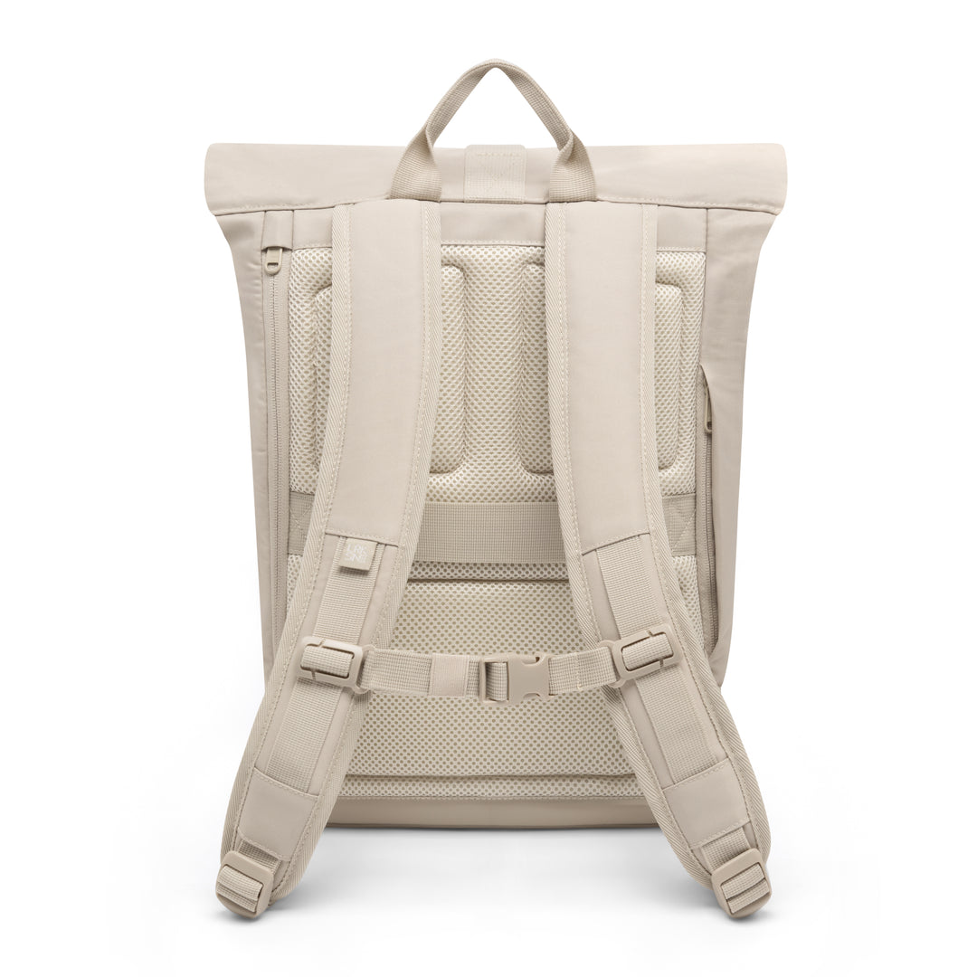 Rückansicht des sandfarbenen Rolltop Rucksack Janne Small mit gepolsterten Schulterriemen und Rückenbelüftung