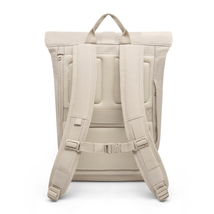 Rückansicht des sandfarbenen Rolltop Rucksack Janne Small mit gepolsterten Schulterriemen und Rückenbelüftung