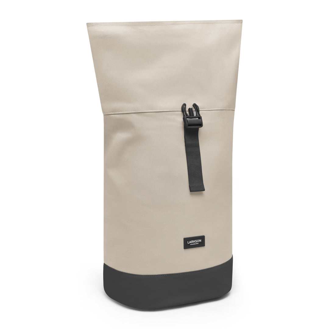 Rolltop Rucksack Janne Small von LARKSON in Sandgrau mit schwarzem Boden und schwarzem Verschlussriemen
