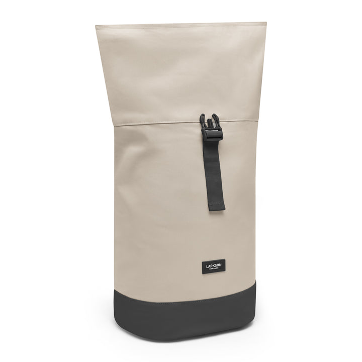 Rolltop Rucksack Janne Small von LARKSON in Sandgrau mit schwarzem Boden und schwarzem Verschlussriemen