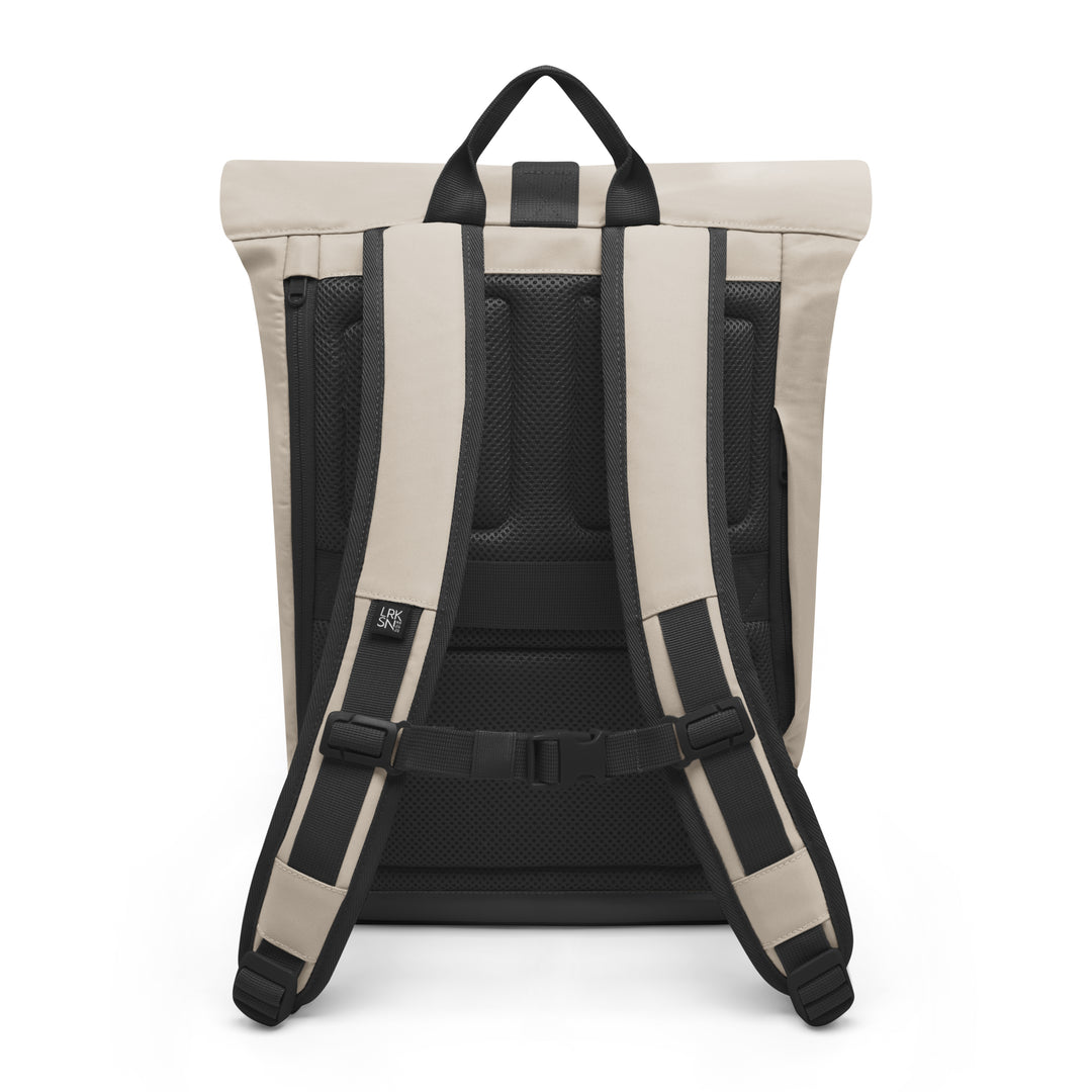 Rolltop Rucksack Janne Small von LARKSON in Sandgrau, Ansicht von hinten mit gepolsterten Trägern und Rückenpolster
