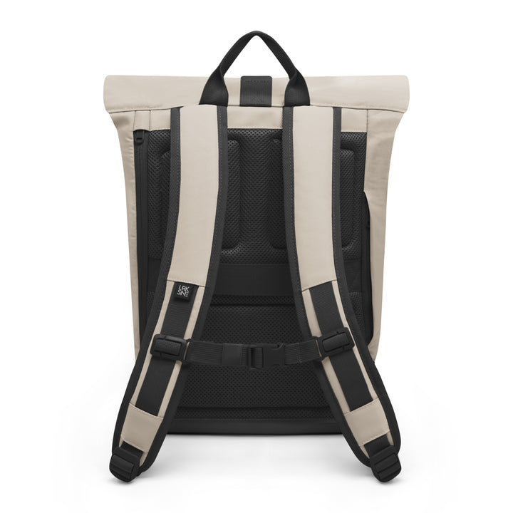 Rolltop Rucksack Janne Small von LARKSON in Sandgrau, Ansicht von hinten mit gepolsterten Trägern und Rückenpolster