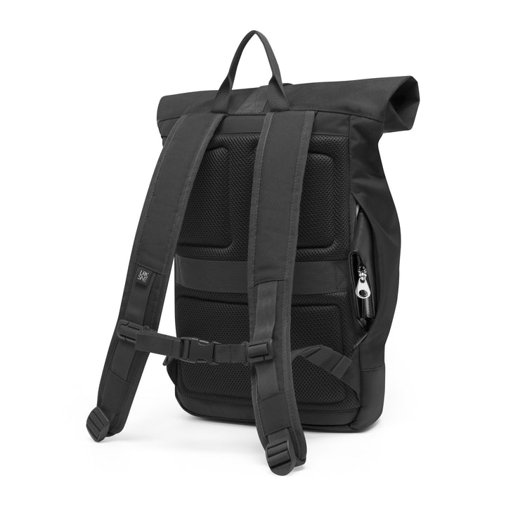 Schwarzer Rolltop Rucksack Janne Small mit gepolsterten, verstellbaren Schultergurten und Rückenpolster